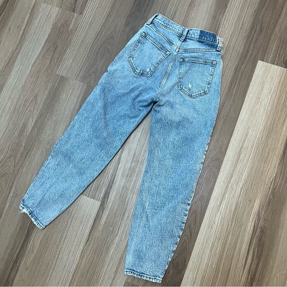 LIKE NEW Abercrombie high rise mom jeans - Picture 3 of 3